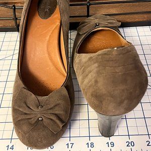 Womens Clark comfort high heels. Beautiful soft brown suede. Size 9